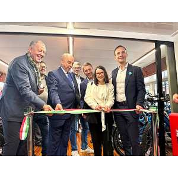 Taglio del nastro per il Delfino Verde Gt - Taglio del nastro per il Delfino Verde Gt