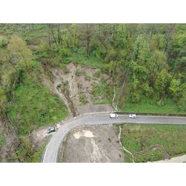 Il luogo in cui si è verificato il movimento franoso lungo la strada regionale Pn 22 della Val Cosa in Comune di Clauzetto. - Il luogo in cui si è verificato il movimento franoso lungo la strada regionale Pn 22 della Val Cosa in Comune di Clauzetto.