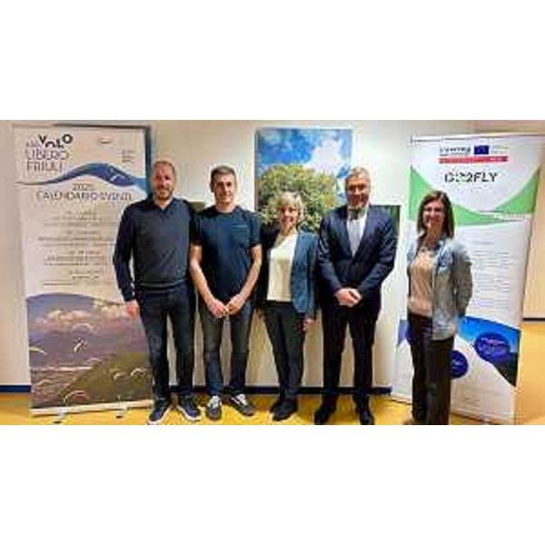 Gli assessori regionali alle Attività produttive e turismo, Sergio Emidio Bini, (secondo da dx) e alle Finanze, Barbara Zilli (al centro), con il sindaco di Gemona del Friuli Roberto Revelant, il presidente dell'Asd Volo Libero Friuli Luigi Serravalli e l'assessore comunale al Turismo Mara Gubiani. - Gli assessori regionali alle Attività produttive e turismo, Sergio Emidio Bini, (secondo da dx) e alle Finanze, Barbara Zilli (al centro), con il sindaco di Gemona del Friuli Roberto Revelant, il presidente dell'Asd Volo Libero Friuli Luigi Serravalli e l'assessore comunale al Turismo Mara Gubiani. 