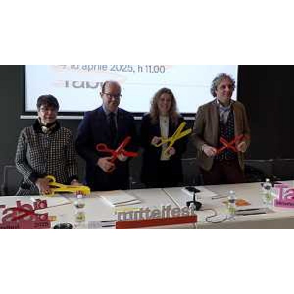 Il vice presidente della Regione con delega alla Cultura Mario Anzil (secondo da sx), con il sindaco della città ducale Daniela Bernardi, la presidente di Mittelfest Cristina Mattiussi e il direttore artistico Giacomo Pedini. - Il vice presidente della Regione con delega alla Cultura Mario Anzil (secondo da sx), con il sindaco della città ducale Daniela Bernardi, la presidente di Mittelfest Cristina Mattiussi e il direttore artistico Giacomo Pedini.