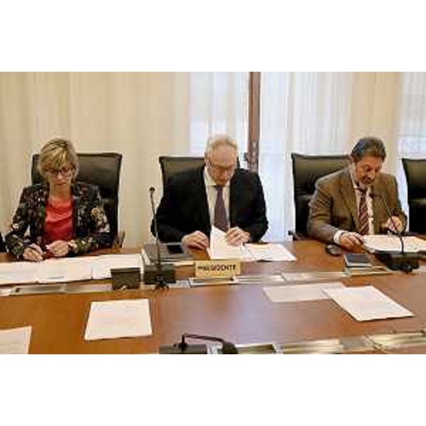 Al centro il presidente del Cr, Mauro Bordin con (a sx nella foto) l'assessore regionale Barbara Zilli - Al centro il presidente del Cr, Mauro Bordin con (a sx nella foto) l'assessore regionale Barbara Zilli