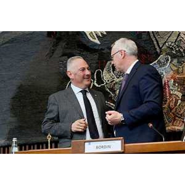 Il nuovo sindaco del Comune di Pordenone, Alessandro Basso, mentre saluta il massimo esponente dell'Assemblea legislativa, Mauro Bordin - Il nuovo sindaco del Comune di Pordenone, Alessandro Basso, mentre saluta il massimo esponente dell'Assemblea legislativa, Mauro Bordin