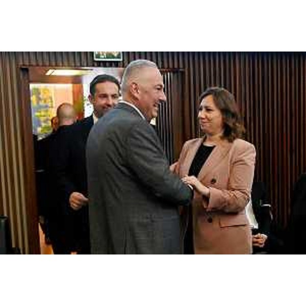 I saluti tra Alessandro Basso (FdI) e Manuela Celotti (Pd) - I saluti tra Alessandro Basso (FdI) e Manuela Celotti (Pd)