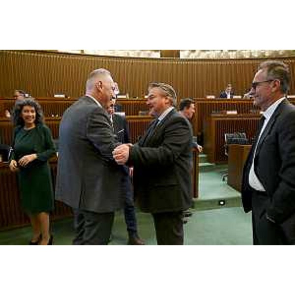 Alessandro Basso (FdI) stringe la mano all'ex collega di maggioranza Diego Bernardis (Fp) - Alessandro Basso (FdI) stringe la mano all'ex collega di maggioranza Diego Bernardis (Fp)