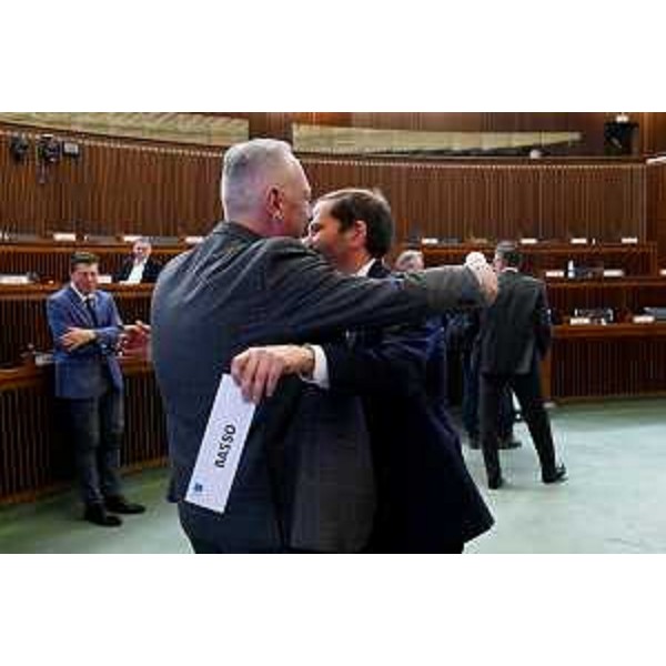 L'abbraccio tra il capogruppo di Fratelli d'Italia, Claudio Giacomelli, e Alessandro Basso (FdI) - L'abbraccio tra il capogruppo di Fratelli d'Italia, Claudio Giacomelli, e Alessandro Basso (FdI)