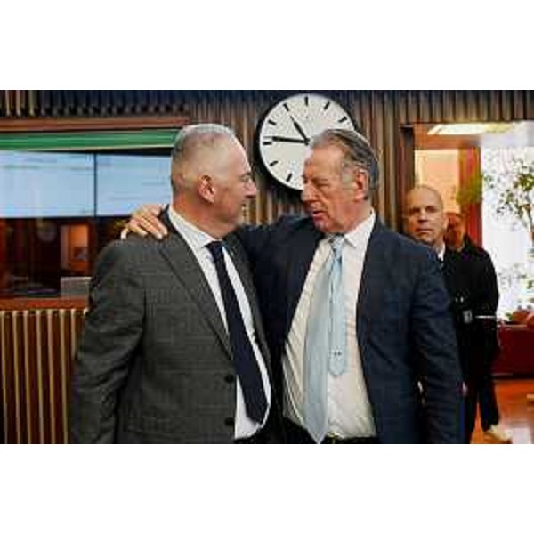 Il saluto tra Alessandro Basso (FdI) e l'assessore regionale alla Difesa dell'ambiente, Fabio Scoccimarro - Il saluto tra Alessandro Basso (FdI) e l'assessore regionale alla Difesa dell'ambiente, Fabio Scoccimarro