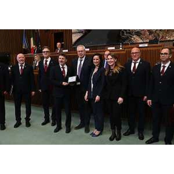 La consegna della targa del Cr Fvg al presidente del Gruppo polifonico Claudio Monteverdi, Moreno Valentinuzzi - La consegna della targa del Cr Fvg al presidente del Gruppo polifonico Claudio Monteverdi, Moreno Valentinuzzi 