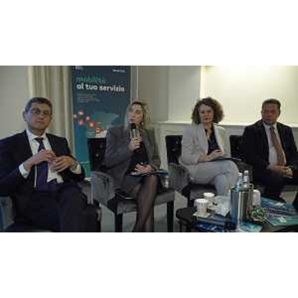 Da sinistra: Aniello Semplice (ad Tpl Fvg), Cristina Amirante (assessore Infrastrutture Fvg), Giulia Elisa Nannetti (direttrice Trenitalia Fvg), Marco Consalvo (ad Aeroporto Fvg) - Da sinistra: Aniello Semplice (ad Tpl Fvg), Cristina Amirante (assessore Infrastrutture Fvg), Giulia Elisa Nannetti (direttrice Trenitalia Fvg), Marco Consalvo (ad Aeroporto Fvg)