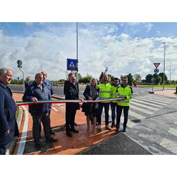 L'assessore regionale alle Infrastrutture Cristina Amirante, al centro, all'inaugurazione della rotatoria a Roveredo in Piano - L'assessore regionale alle Infrastrutture Cristina Amirante, al centro, all'inaugurazione della rotatoria a Roveredo in Piano