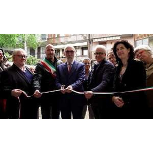 Il momento del taglio del nastro della nuova Comunità reisdenziale di via della Cella a Gemona del Friuli. - Il momento del taglio del nastro della nuova Comunità reisdenziale di via della Cella a Gemona del Friuli.