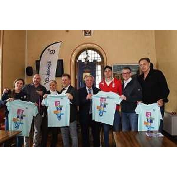 Foto di gruppo alla fine della presentazione dell'edizione 2025 della Mujalonga sul mar. - Foto di gruppo alla fine della presentazione dell'edizione 2025 della Mujalonga sul mar.