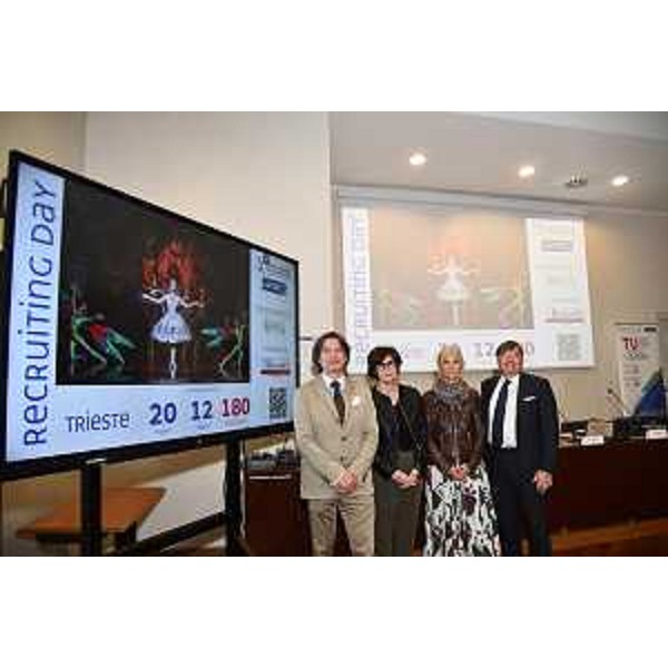 L'assessore Rosolen (seconda da sinistra) alla presentazione del Recrtuiting day per il Cirque du Soleil a Trieste - L'assessore Rosolen (seconda da sinistra) alla presentazione del Recrtuiting day per il Cirque du Soleil a Trieste