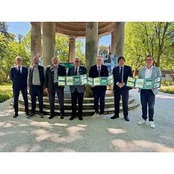 Mauro Bordin, presidente del Cr Fvg, terzo da destra nella foto di gruppo accanto al sindaco del capoluogo isontino, Rodolfo Ziberna - Mauro Bordin, presidente del Cr Fvg, terzo da destra nella foto di gruppo accanto al sindaco del capoluogo isontino, Rodolfo Ziberna