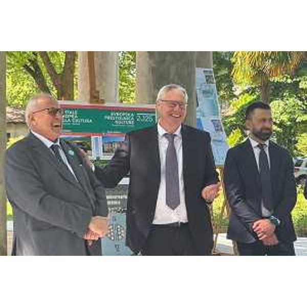 Il presidente Bordin, al centro, in un altro momento della presentazione ufficiale del francobollo - Il presidente Bordin, al centro, in un altro momento della presentazione ufficiale del francobollo