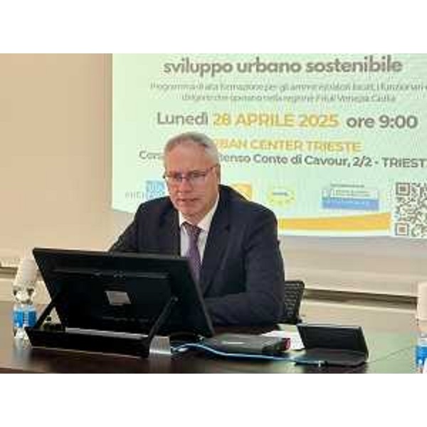 Il presidente Mauro Bordin porta i saluti del Cr Fvg al convegno di formazione sulle politiche europee in tema di sviluppo urbano sostenibile - Il presidente Mauro Bordin porta i saluti del Cr Fvg al convegno di formazione sulle politiche europee in tema di sviluppo urbano sostenibile