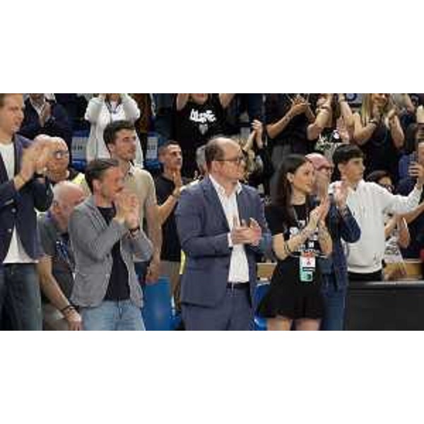 Il vicegovernatore della Regione, Mario Anzil, (al centro) al Pala Carnera di Udine per la festa per la promozione della Apu Udine nella serie A del basket - Il vicegovernatore della Regione, Mario Anzil, (al centro) al Pala Carnera di Udine per la festa per la promozione della Apu Udine nella serie A del basket