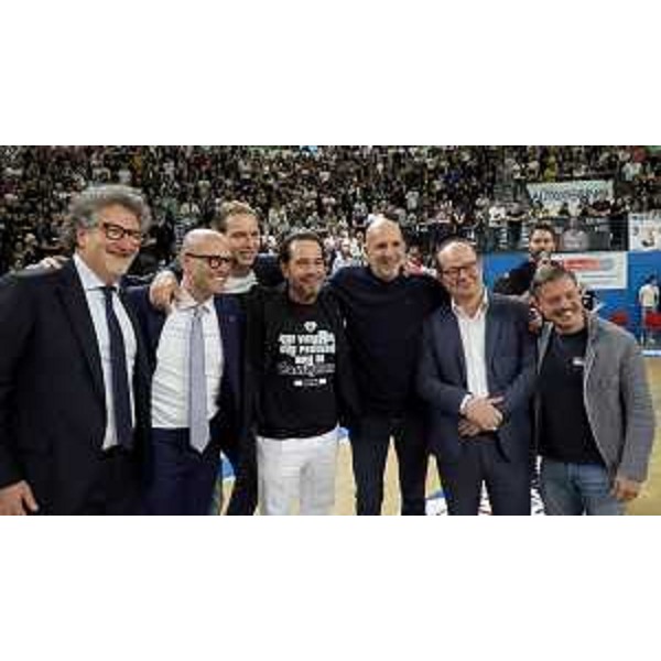 Il vicegovernatore Mario Anzil, secondo da destra, con lo staff e i dirigenti della società Apu Udine al Pala Carnera in occasione della festa per la promozione. - Il vicegovernatore Mario Anzil, secondo da destra, con lo staff e i dirigenti della società Apu Udine al Pala Carnera in occasione della festa per la promozione.