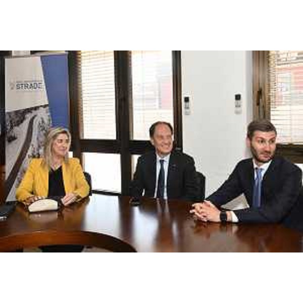 L'assessore regionale alle Infrastrutture e territorio Cristina Amirante insieme al ministro per i Rapporti con il Parlamento Luca Ciriani. A destra il presidente di Fvg Strade Simone Bortolotti. - L'assessore regionale alle Infrastrutture e territorio Cristina Amirante insieme al ministro per i Rapporti con il Parlamento Luca Ciriani. A destra il presidente di Fvg Strade Simone Bortolotti. 
