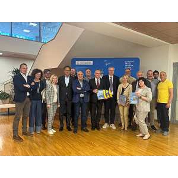 Il presidente del Cr Fvg Mauro Bordin al centro nella foto di gruppo con i volontari e con i consiglieri regionali Moreno Lirutti e Mauro Di Bert - Il presidente del Cr Fvg Mauro Bordin al centro nella foto di gruppo con i volontari e con i consiglieri regionali Moreno Lirutti e Mauro Di Bert