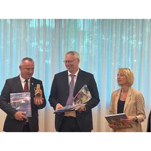 Lo scambio di libri, doni e stemmi, con il presidente Bordin al centro della foto - Lo scambio di libri, doni e stemmi, con il presidente Bordin al centro della foto