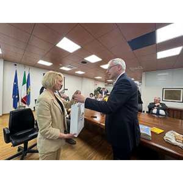 Il presidente Bordin nel momento dello scambio di doni - Il presidente Bordin nel momento dello scambio di doni