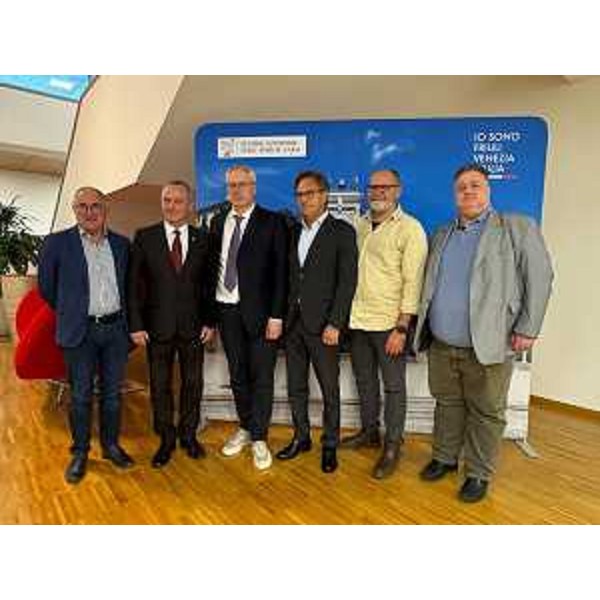 Un'altra foto di gruppo con i volontari italiani, ucraini e slovacchi. Il presidente Bordin è il terzo da sinistra, il consigliere Lirutti il primo da sinistra, il consigliere Di Bert il terzo da destra - Un'altra foto di gruppo con i volontari italiani, ucraini e slovacchi. Il presidente Bordin è il terzo da sinistra, il consigliere Lirutti il primo da sinistra, il consigliere Di Bert il terzo da destra