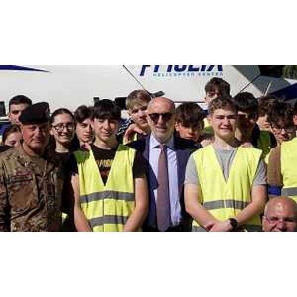 Alcuni partecipanti al campo scuola con l'assessore Riccardi e il tenente colonnello Michele Rinaldi, comandante della Base logistico addestrativa di Muggia. - Alcuni partecipanti al campo scuola con l'assessore Riccardi e il tenente colonnello Michele Rinaldi, comandante della Base logistico addestrativa di Muggia. 