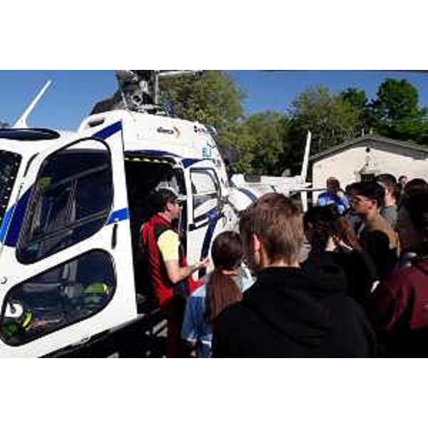 Dopo aver appreso le procedure di intervento riguardanti limpiego dellelicottero, i ragazzi sono pronti a salire a bordo per un volo di prova. - Dopo aver appreso le procedure di intervento riguardanti limpiego dellelicottero, i ragazzi sono pronti a salire a bordo per un volo di prova.