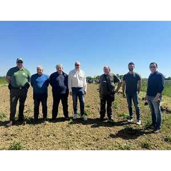 Il presidente del Cr Fvg, Mauro Bordin, assieme ai promotori della Giornata dell'Albero a Precenicco - Il presidente del Cr Fvg, Mauro Bordin, assieme ai promotori della Giornata dell'Albero a Precenicco