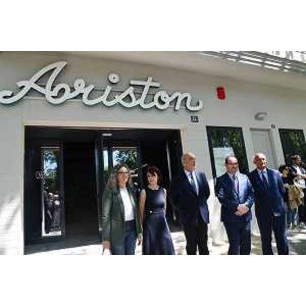 Le autorità presenti alla riapertura del Cinema Arison a Trieste. Secondo da destra il vicegovernatore del Friuli Venezia Giulia Mario Anzil - Le autorità presenti alla riapertura del Cinema Arison a Trieste. Secondo da destra il vicegovernatore del Friuli Venezia Giulia Mario Anzil