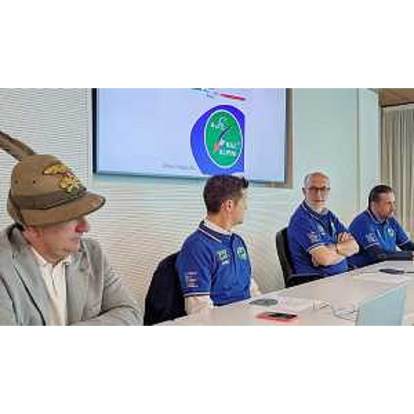 L'assessore con delega alla Protezione civile del Friuli Venezia Giulia Riccardo Riccardi alla presentazione della nuova polo "Io sono Friuli Venezia Giulia - Alpini" realizzata per la 96ª Adunata nazionale degli Alpini di Biella, dal 9 all'11 maggio 2025. - L'assessore con delega alla Protezione civile del Friuli Venezia Giulia Riccardo Riccardi alla presentazione della nuova polo "Io sono Friuli Venezia Giulia - Alpini" realizzata per la 96ª Adunata nazionale degli Alpini di Biella, dal 9 all'11 maggio 2025.