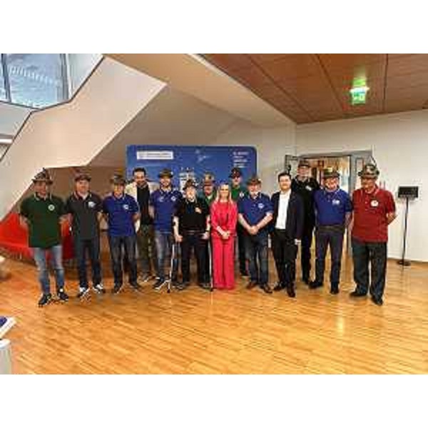 La foto di gruppo con i consiglieri Maurmair e Morandini assieme ai rappresentanti degli Alpini - La foto di gruppo con i consiglieri Maurmair e Morandini assieme ai rappresentanti degli Alpini
