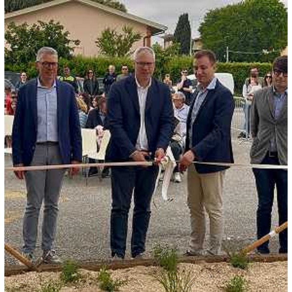 Il taglio del nastro del Giardino dei nuovi nati, con al centro il presidente Bordin - Il taglio del nastro del Giardino dei nuovi nati, con al centro il presidente Bordin