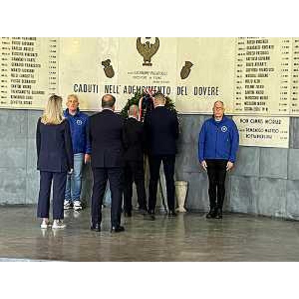 Corona d'alloro nel famedio della Questura di Trieste - Corona d'alloro nel famedio della Questura di Trieste