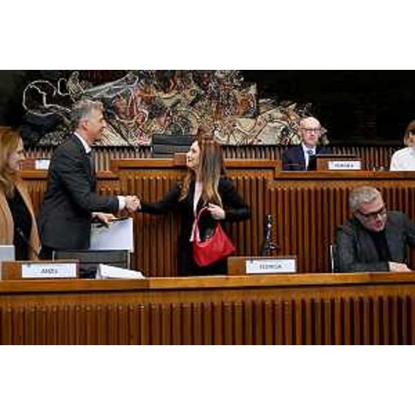 Il presidente Balloch saluta Spagnolo e prende posto sullo scranno da presidente - Il presidente Balloch saluta Spagnolo e prende posto sullo scranno da presidente