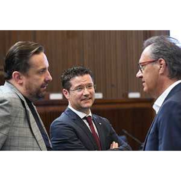 Da destra Mauro Di Bert, capogruppo di Fp, il presidente Maurmair (FdI) ed Edy Morandini (Fp) - Da destra Mauro Di Bert, capogruppo di Fp, il presidente Maurmair (FdI) ed Edy Morandini (Fp)