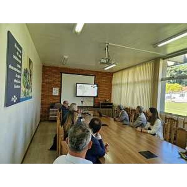 L'assessore Stefano Zannier, prima a destra del tavolo, durante l'incontro che getta le basi della collaborazione con la Regione e l'Ersa. - L'assessore Stefano Zannier, prima a destra del tavolo, durante l'incontro che getta le basi della collaborazione con la Regione e l'Ersa.