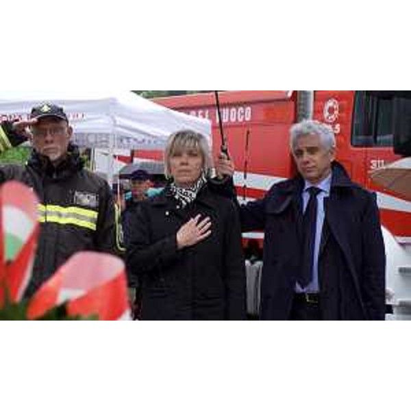 Lassessore regionale alle Finanze Barbara Zilli con le altre autorità alle celebrazioni per il 49° anniversario del terremoto del 6 maggio 1976 a Gemona del Friuli - Lassessore regionale alle Finanze Barbara Zilli con le altre autorità alle celebrazioni per il 49° anniversario del terremoto del 6 maggio 1976 a Gemona del Friuli