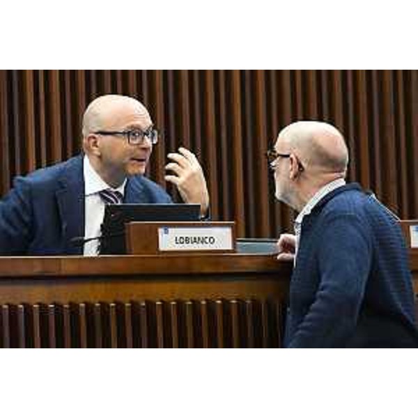 Michele Lobianco (FI), in alto, a colloquio con Carlo Grilli (Fp) - Michele Lobianco (FI), in alto, a colloquio con Carlo Grilli (Fp)