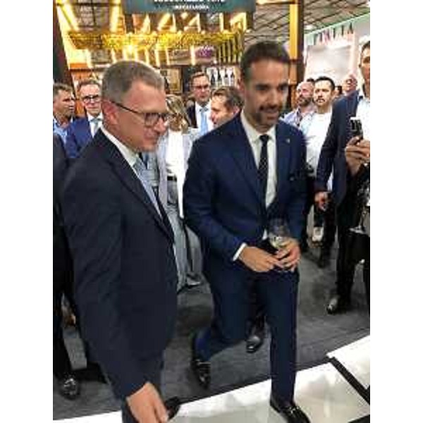 L'assessore Stefano Zannier con il governatore dello Stato del Rio Grande do Sul all'apertura della manifestazione fieristica in Brasile. - L'assessore Stefano Zannier con il governatore dello Stato del Rio Grande do Sul all'apertura della manifestazione fieristica in Brasile.