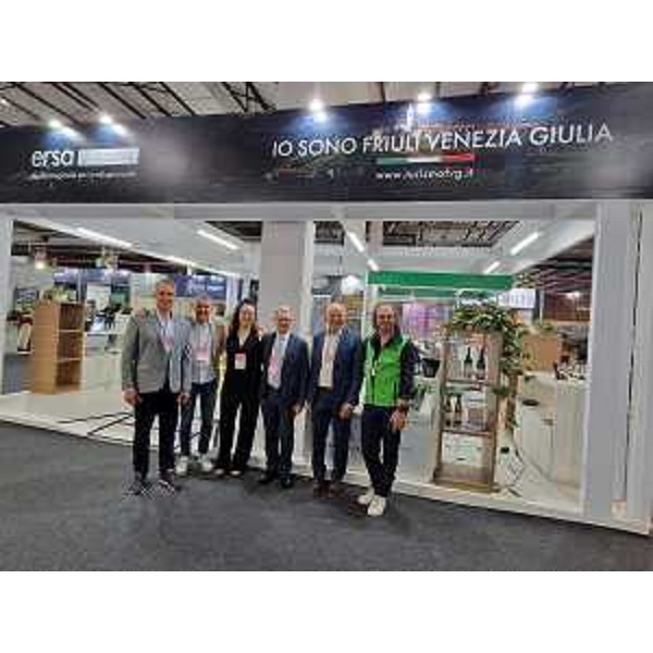 L'assessore regionale Stefano Zannier con alcuni operaotri ed espositori nello stand della Regione Friuli Venezia Giulia. - L'assessore regionale Stefano Zannier con alcuni operaotri ed espositori nello stand della Regione Friuli Venezia Giulia.