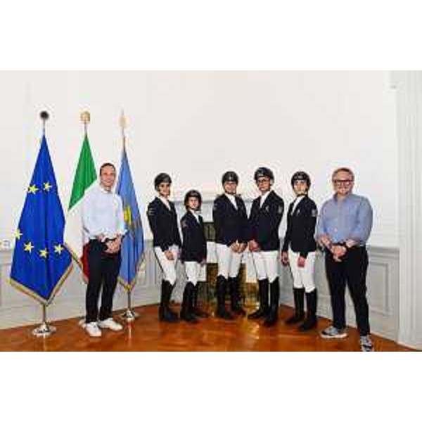 Il governatore Massimiliano Fedriga con i giovani atleti della Fise regionale e con il presidente Valerio Pontarolo - Il governatore Massimiliano Fedriga con i giovani atleti della Fise regionale e con il presidente Valerio Pontarolo