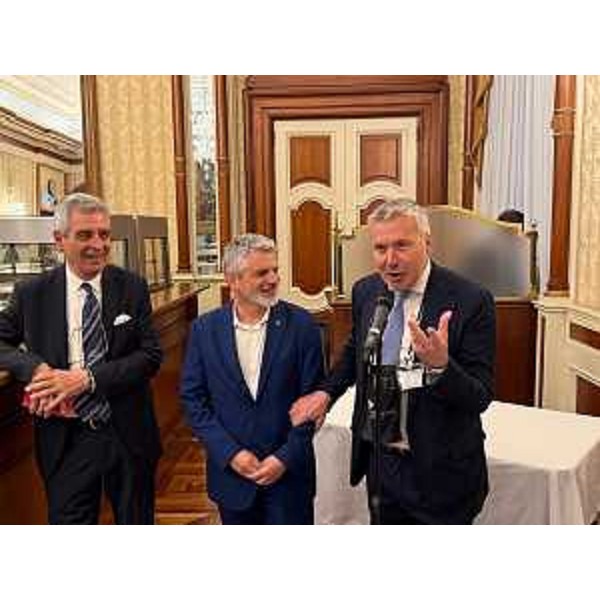 L'assessore Sergio Emidio Bini (a destra) con l'onorevole Massimiliamo Panizzut (al centro) e Walter Filiputti, presidente di Friuli Venezia Giulia Via dei Sapori - L'assessore Sergio Emidio Bini (a destra) con l'onorevole Massimiliamo Panizzut (al centro) e Walter Filiputti, presidente di Friuli Venezia Giulia Via dei Sapori