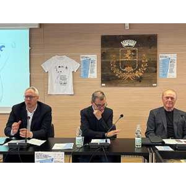 Il presidente del Cr Fvg, Mauro Bordin, primo da sinistra nella foto, accanto al sindaco di Tavagnacco Giovanni Cucci e al responsabile del progetto. Giorgio Dannisi - Il presidente del Cr Fvg, Mauro Bordin, primo da sinistra nella foto, accanto al sindaco di Tavagnacco Giovanni Cucci e al responsabile del progetto. Giorgio Dannisi