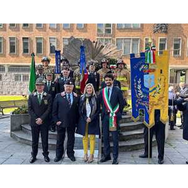 Foto di gruppo con l'assessore regionale Cristina Amirante al termine della cerimonia svoltasi a Pordenone - Foto di gruppo con l'assessore regionale Cristina Amirante al termine della cerimonia svoltasi a Pordenone