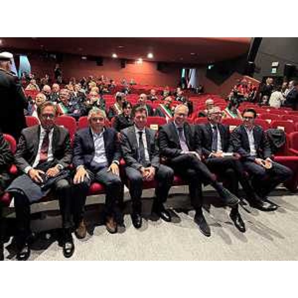 Il presidente Bordin, terzo da destra nella foto, con gli altri rappresentanti della Regione: da sinistra Mauro Di Bert, Francesco Martines, Alberto Budai, l'assessore Pierpaolo Roberti e Igor Treleani - Il presidente Bordin, terzo da destra nella foto, con gli altri rappresentanti della Regione: da sinistra Mauro Di Bert, Francesco Martines, Alberto Budai, l'assessore Pierpaolo Roberti e Igor Treleani