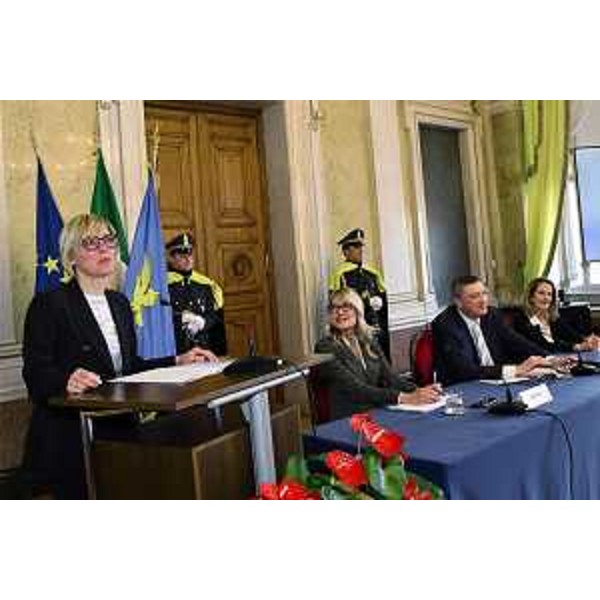 Alla cerimonia ha partecipato anche l'assessore alle Finanze Barbara Zilli. - Alla cerimonia ha partecipato anche l'assessore alle Finanze Barbara Zilli.