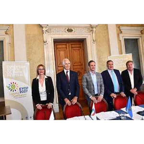 Il governatore Fedriga firma nel palazzo della Regione il contratto Eyof con il presidente del Comitato Olimpico Italiano Giovanni Malagò, il presidente del Comitato Olimpico Europeo (Coe) Spyros Capralos, lexecutive president summer EYOF 2027 Giorgio Brandolin e il sindaco di Lignano Sabbiadoro Laura Giorgi - Il governatore Fedriga firma nel palazzo della Regione il contratto Eyof con il presidente del Comitato Olimpico Italiano Giovanni Malagò, il presidente del Comitato Olimpico Europeo (Coe) Spyros Capralos, lexecutive president summer EYOF 2027 Giorgio Brandolin e il sindaco di Lignano Sabbiadoro Laura Giorgi
