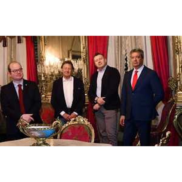 Primo da sinistra il vicegovenratore Anzil con alcuni mebri del direttivo della Fondazione - Primo da sinistra il vicegovenratore Anzil con alcuni mebri del direttivo della Fondazione 