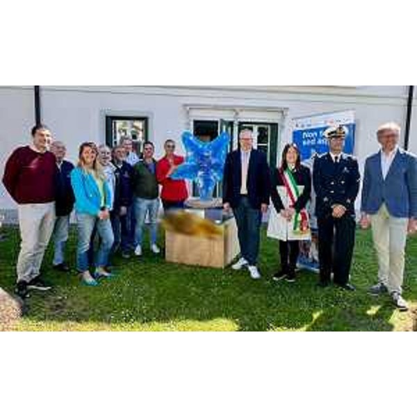 Foto di gruppo a San Giorgio di Nogaro in occasione dell'inaugurazione delle opere di pittoscultura Non Terra Sed Aquis e Medusa del Porto - Foto di gruppo a San Giorgio di Nogaro in occasione dell'inaugurazione delle opere di pittoscultura Non Terra Sed Aquis e Medusa del Porto